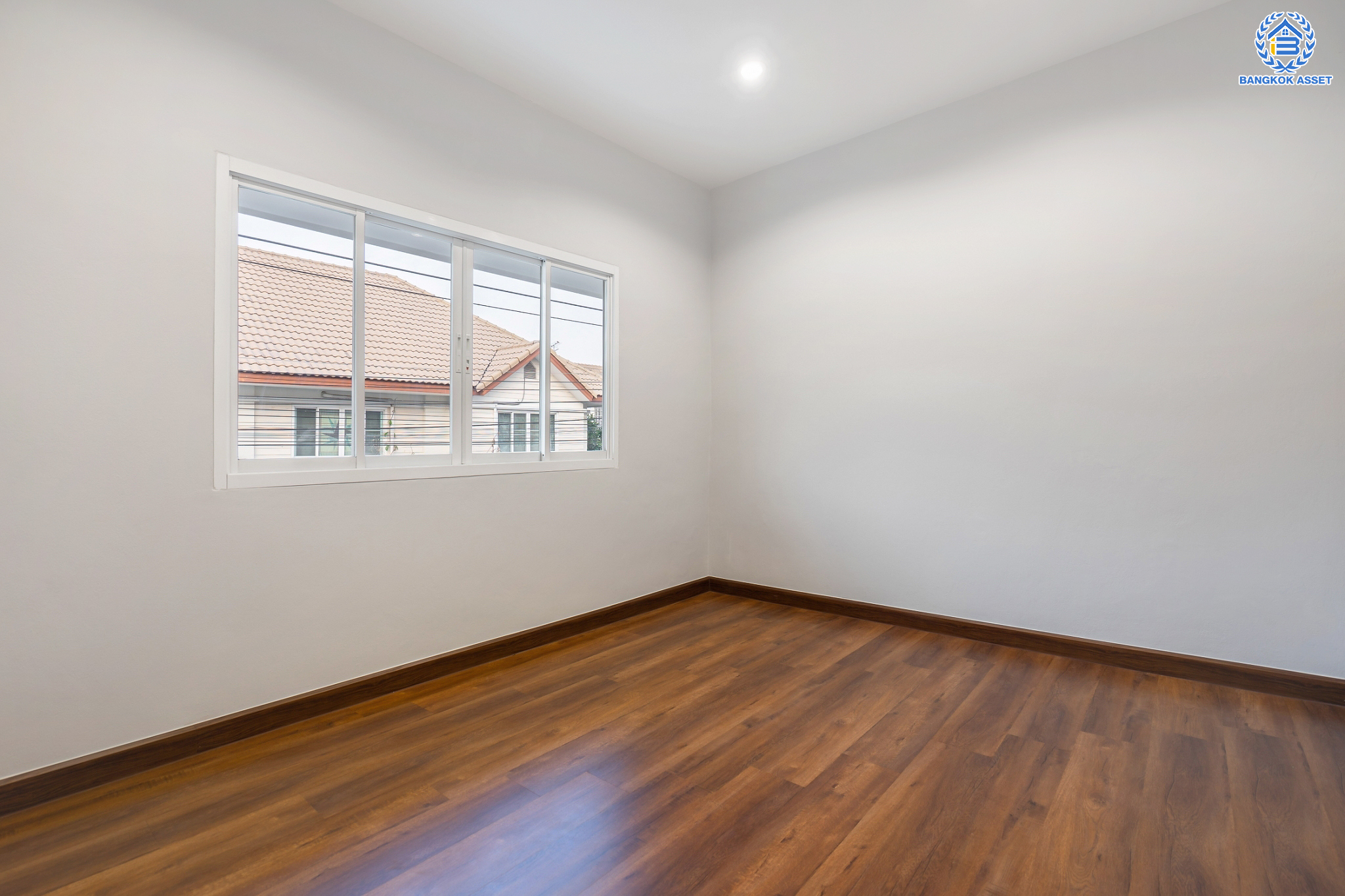 บ้านมือสองตกแต่งใหม่ ม.นันท์นรินทร์ นาวง-ดอนเมือง บ้านแฝดพร้อมอยู่ เนื้อที่ 36 ตร.ว. ฟังก์ชัน 3 ห้องนอน 3 ห้องน้ำ จอดรถได้ 2 คัน บนทำเลดีที่สุด ราคาคุ้มสุดในย่านนี้! เชื่อมต่อทุกการเดินทาง ใกล้สนามบินดอนเมือง ทางด่วน "ศรีสมาน" และรถไฟฟ้าสายสีแดง "สถานีดอนเมือง"…